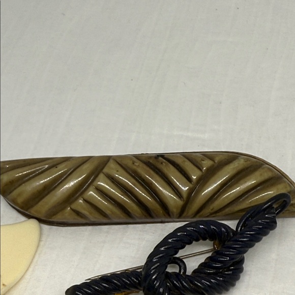 5 Antique unusual brooch set resellers lot carved bone celluloid Bakelite pin - Picture 6 of 16